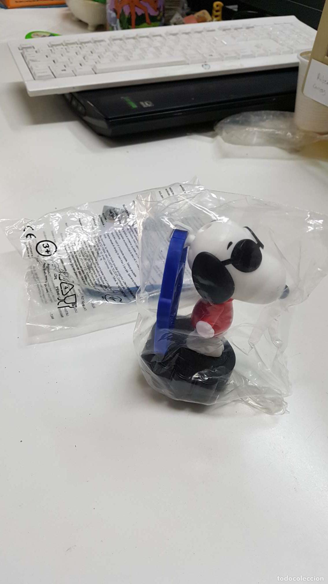 Sammeln von Zeitschriften und Zeitungen: Figura plastico: Snoopy con camiseta roja que pone Joe Cool. Made for McDonalds 2018, made in China