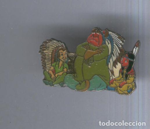 Colecionismo de Revistas e Jornais: Pins metal: Peter Pan con jefe indio - Varios