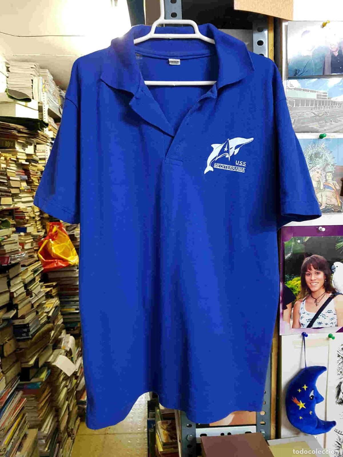 Collection Magazines and Newspapers: Camiseta azul, con dibujo blanco de un delfin. Talla M