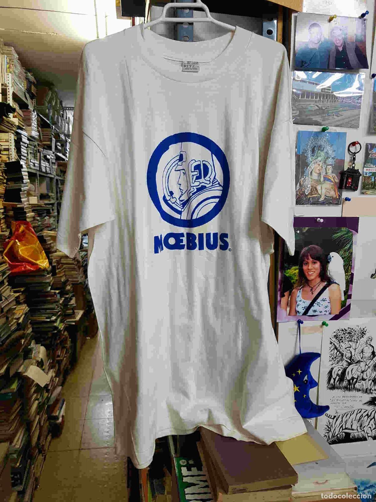 Coleccionismo de Revistas y Peri&oacute;dicos: Camiseta con mancha amarillenta, de Moebius blanca con dibujo azul. Talla L