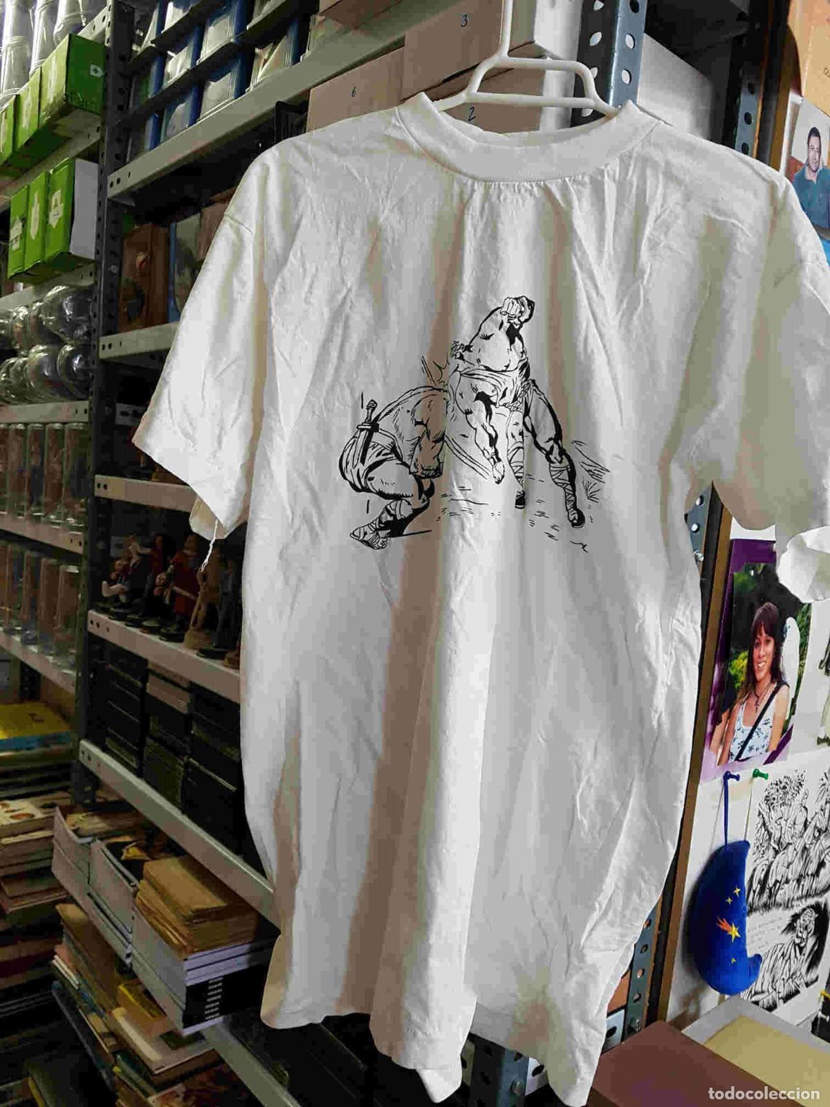Coleccionismo de Revistas y Peri&oacute;dicos: Camiseta El Coloso, El Principe de Rodas golpeando a un rival. Talla XL
