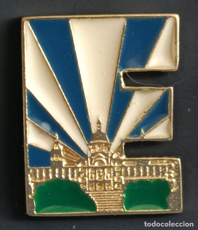 Coleccionismo de Revistas y Peri&oacute;dicos: Pin letra E de Barcelona. Montjuic - Varios