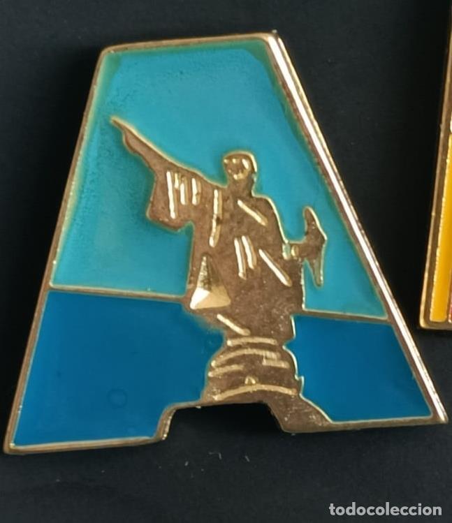 Coleccionismo de Revistas y Peri&oacute;dicos: Pin letra A de Barcelona. Estatua de Colon - Varios