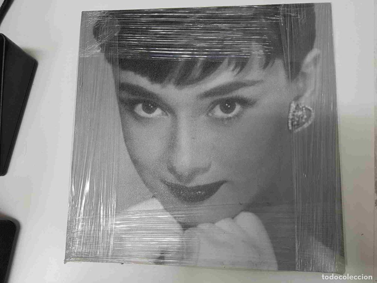 Coleccionismo de Revistas y Peri&oacute;dicos: Cuadro de madera: con foto en blanco y negro de Audrey Hepburn