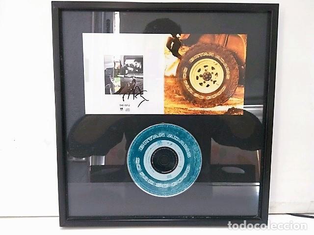 Coleccionismo de Revistas y Peri&oacute;dicos: CUADRO: AUTOGRAFO/Autoprah de BRYAN ADAMS sobre libreto del Album SO FAR SO GOOD - Bryan Adams