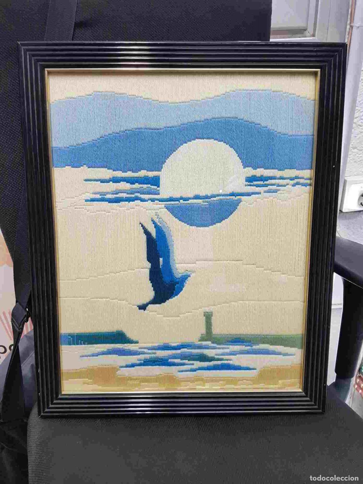 Collezionismo di Riviste e Giornali: Cuadro: con marco de aluminio y cristal. Gaviotas sobrevolando la playa y el mar al fondo.