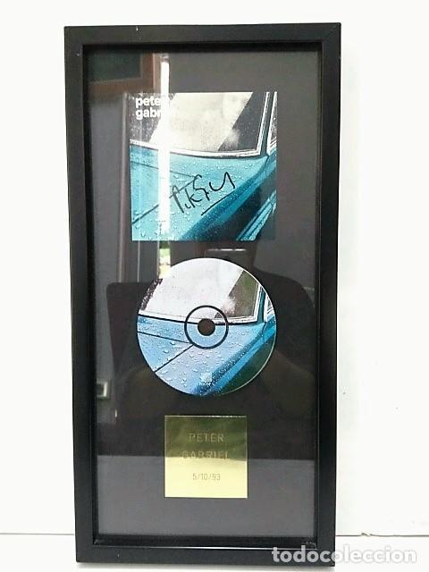 Collectionnisme de Revues et Journaux: CUADRO: AUTOGRAFO/Autoprah de PETER GABRIEL con Libreto y CD del Peter Gabriel/Car - Peter Gabriel