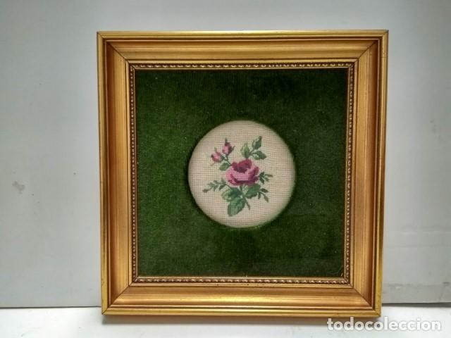 Collectionnisme de Revues et Journaux: Cuadro artesanal en punto de cruz con una rosa como motivo central, modelo 1 - Varios