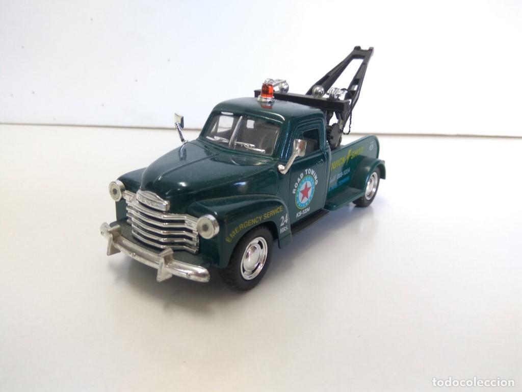 Coleccionismo de revistas y peri&oacute;dicos: Coche Escala/Diecast: Grua de Remolque - CHEVROLET 3100 WRECKER 1953, Verde (KINSMART) - KINSMART