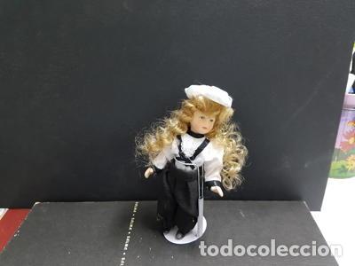 Coleccionismo de Revistas y Peri&oacute;dicos: Figura: Mu&ntilde;eca vestida de blanco y negro