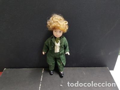 Coleccionismo de revistas y peri&oacute;dicos: Figura: Mu&ntilde;eca con traje y corbata verdes