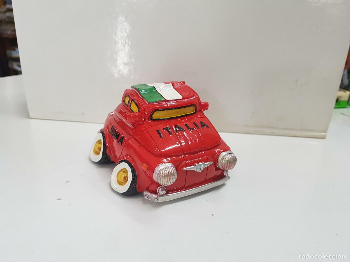 Collection Magazines and Newspapers: Figura: Hucha con forma de coche mini rojo, Roma - Italia