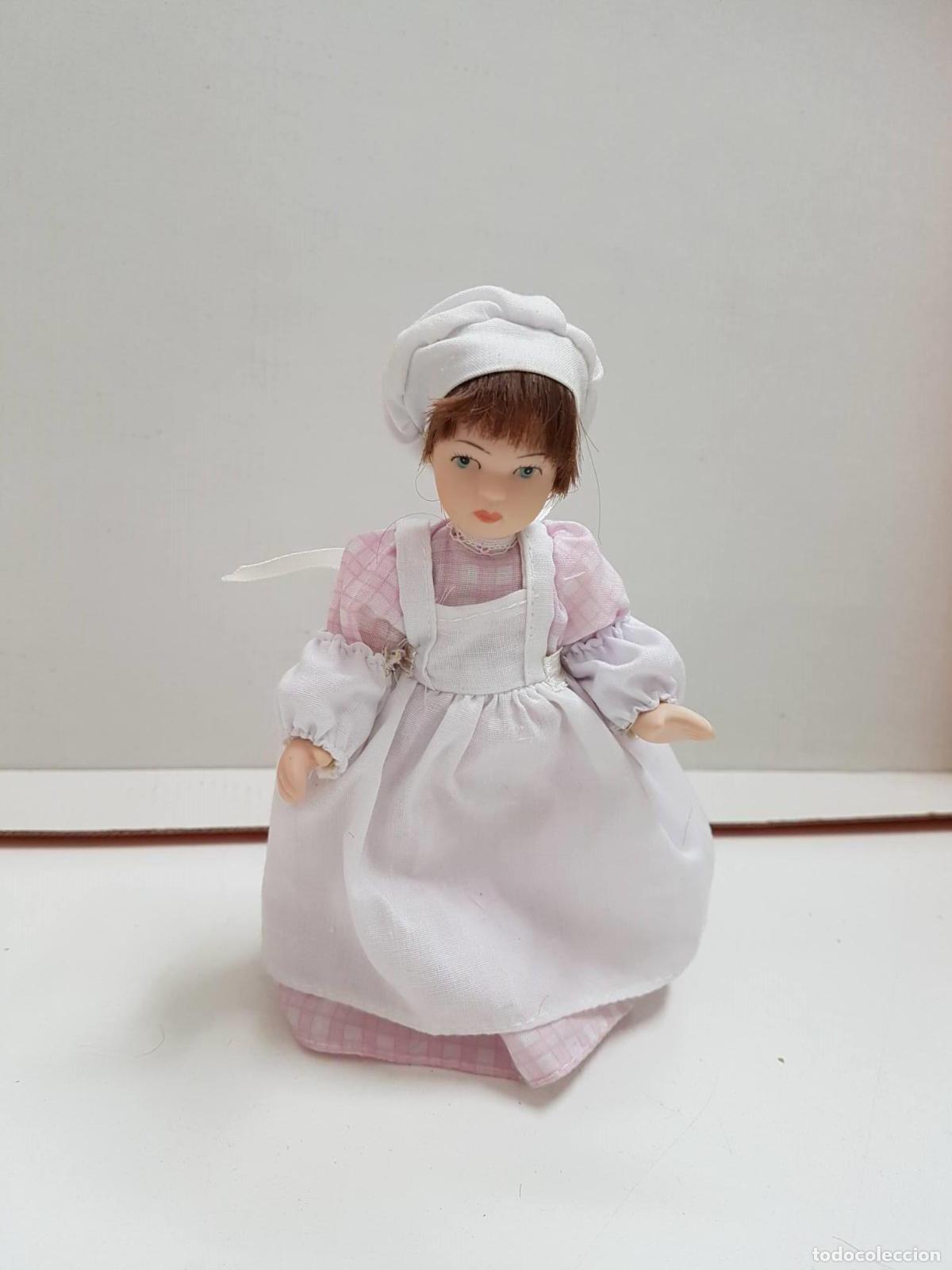 Collection Magazines and Newspapers: Mu&ntilde;eca de porcelana de los a&ntilde;os 80: con uniforme, delantal y gorro blancos