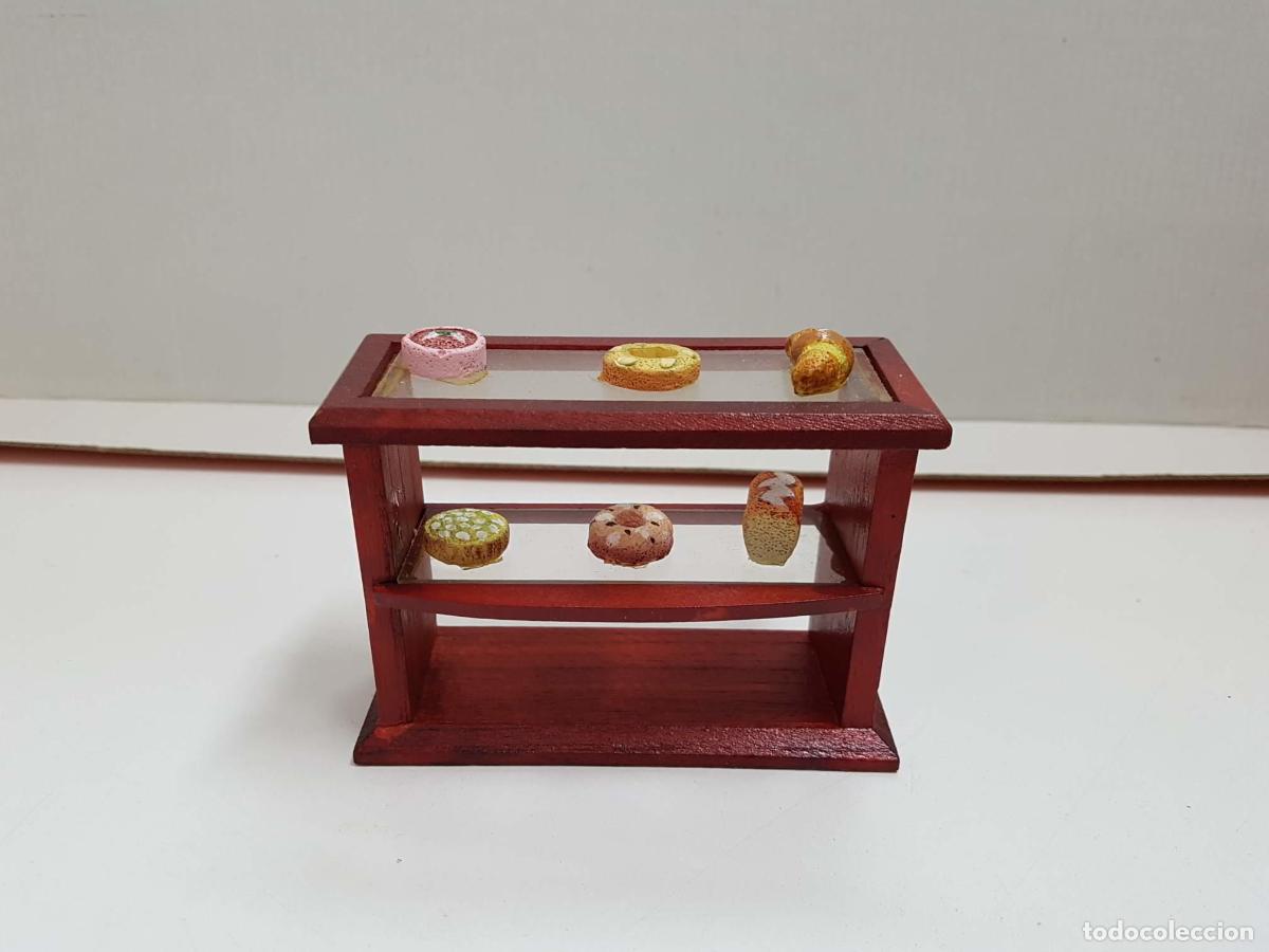 Coleccionismo de Revistas y Peri&oacute;dicos: Figura: Mesa de madera tipo barra de dos niveles con dulces sobre ella