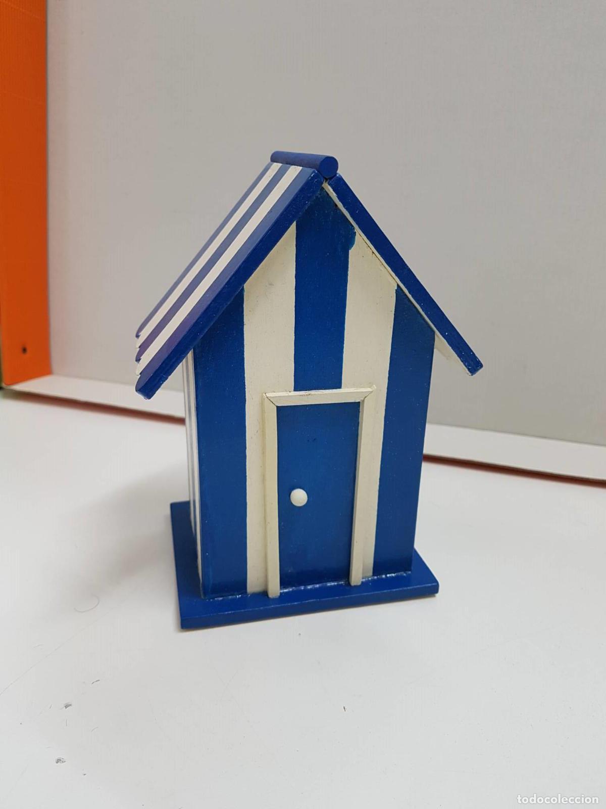 Colecionismo de Revistas e Jornais: Figura: Caseta de madera a rayas azules-blancas