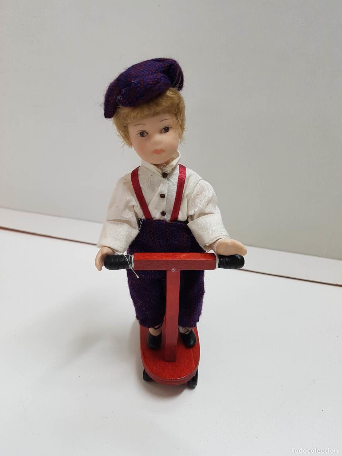 Colecionismo de Revistas e Jornais: Figura de mu&ntilde;eca de porcelana a&ntilde;os 80: Ni&ntilde;a con patin de madera