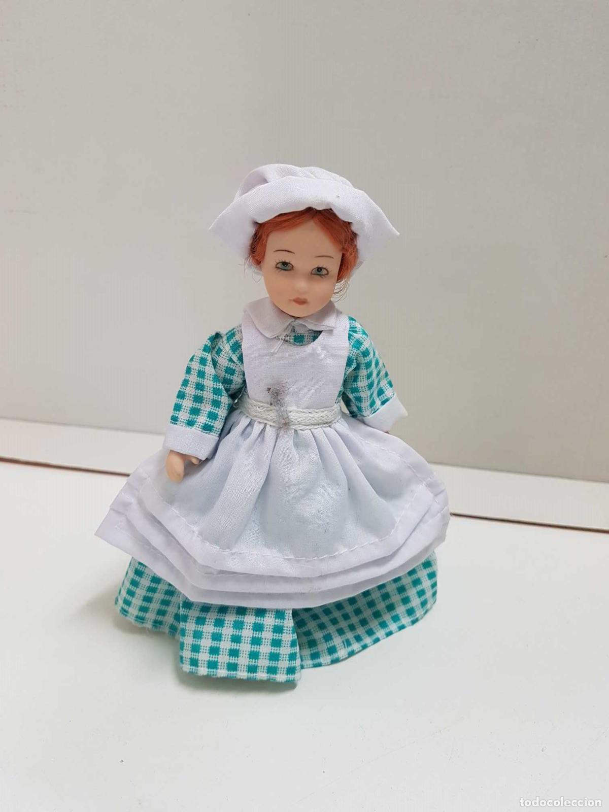 Colecionismo de Revistas e Jornais: Figura de mu&ntilde;eca de porcelana a&ntilde;os 80: delantal y gorros blancos, vestido a cuadros