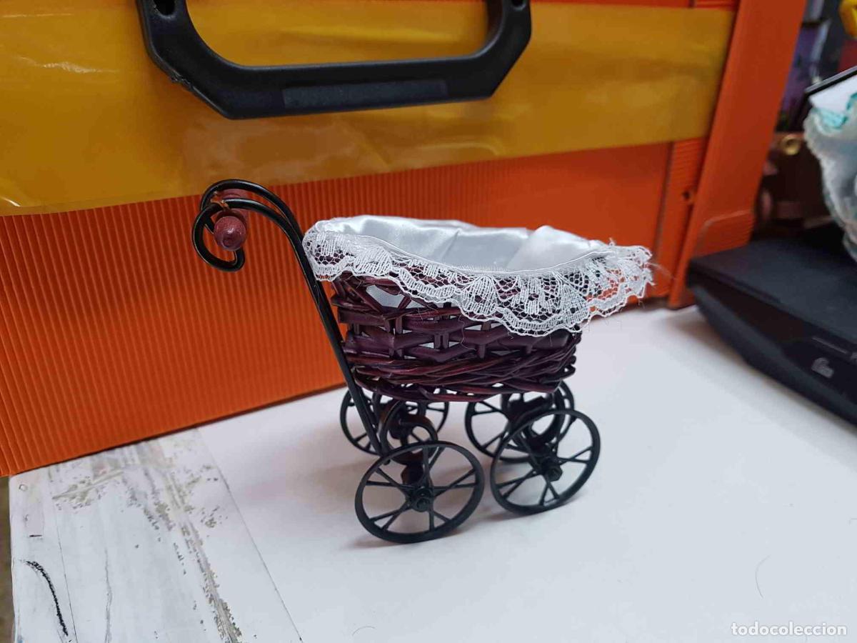 Colecionismo de Revistas e Jornais: Figura: Cochecito de ni&ntilde;o antiguo, de mimbre