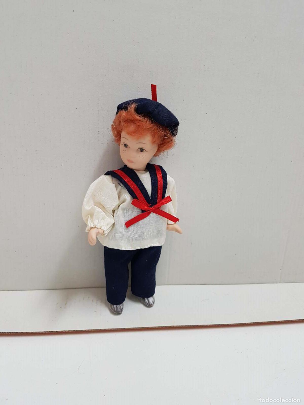 Collection Magazines and Newspapers: Figura de mu&ntilde;eca de porcelana a&ntilde;os 80: Ni&ntilde;o con uniforme escolar y lazo rojo