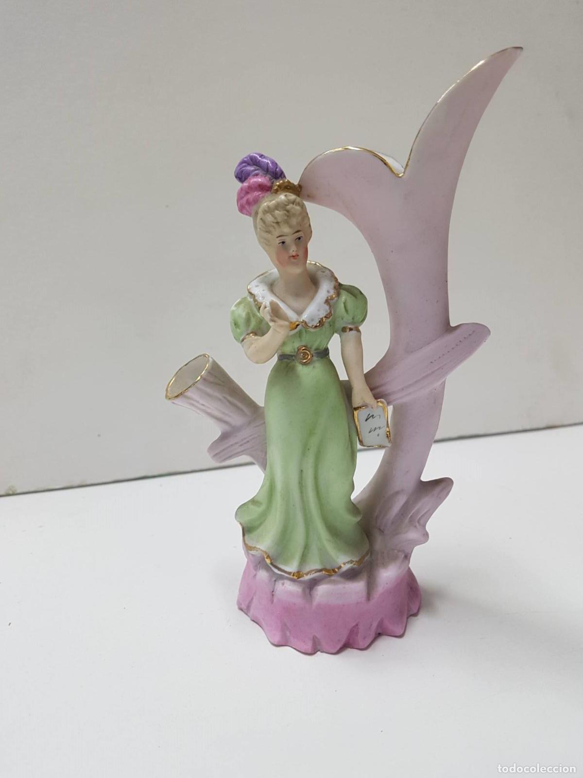 Collection Magazines and Newspapers: Figura de mujer vestido verde y plumas en el cabello