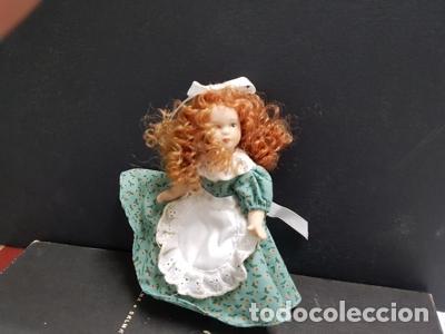 Collezionismo di Riviste e Giornali: Figura: Mu&ntilde;eca con vestido blanco-verde y lazo en la cabeza