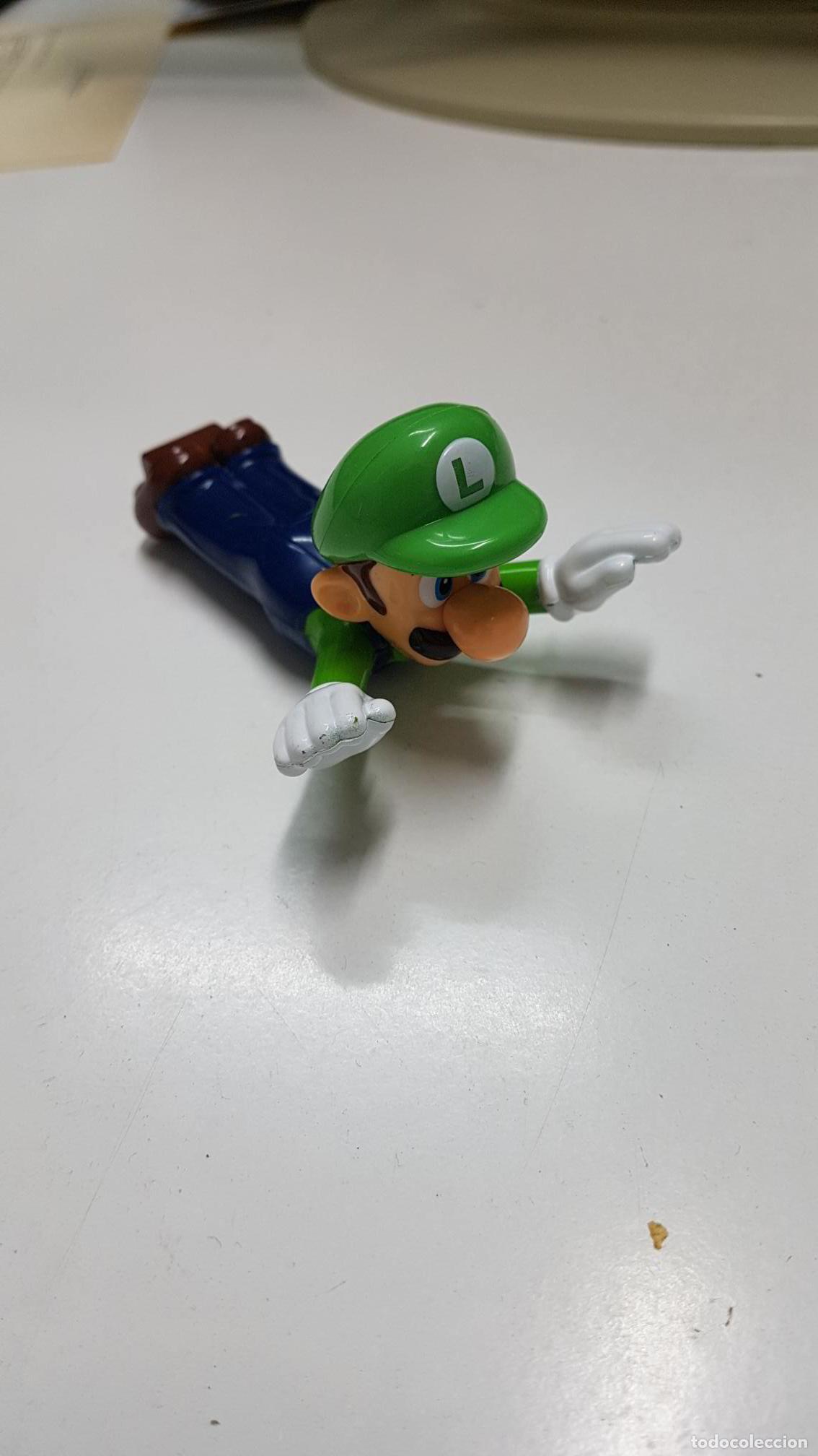 Collectionnisme de Revues et Journaux: Figura plastico: Luigi con ruedas tumbado, como si fuera un monopatin. C88 Made for McDonalds 2017