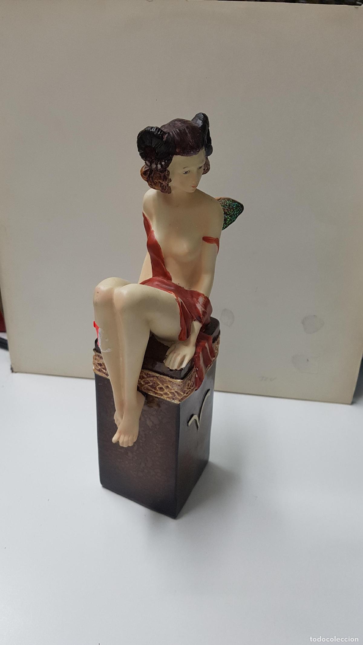 Collectionnisme de Revues et Journaux: Figura de fantasia: Hada con cuernos de carnero sobre un pedestal