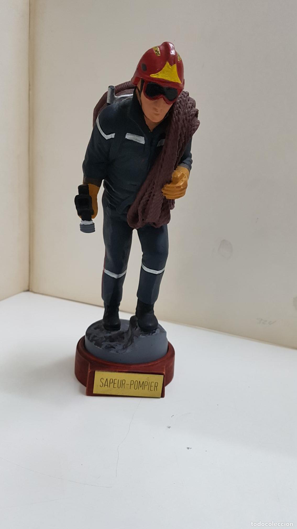 Collezionismo di Riviste e Giornali: Figura de resina artesanal: Sapeur-Pompier. Bomberos de Francia o Zapadores-Bomberos como se les con