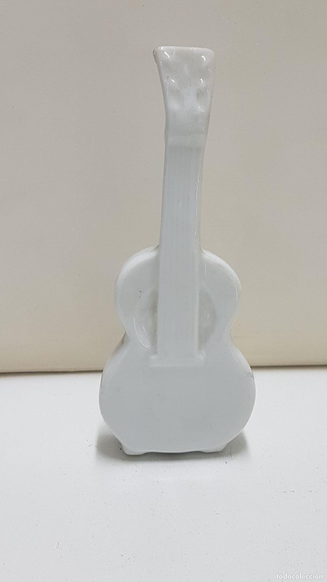 Collezionismo di Riviste e Giornali: Figura de ceramica: Guitarra blanca de 13 cm de alto