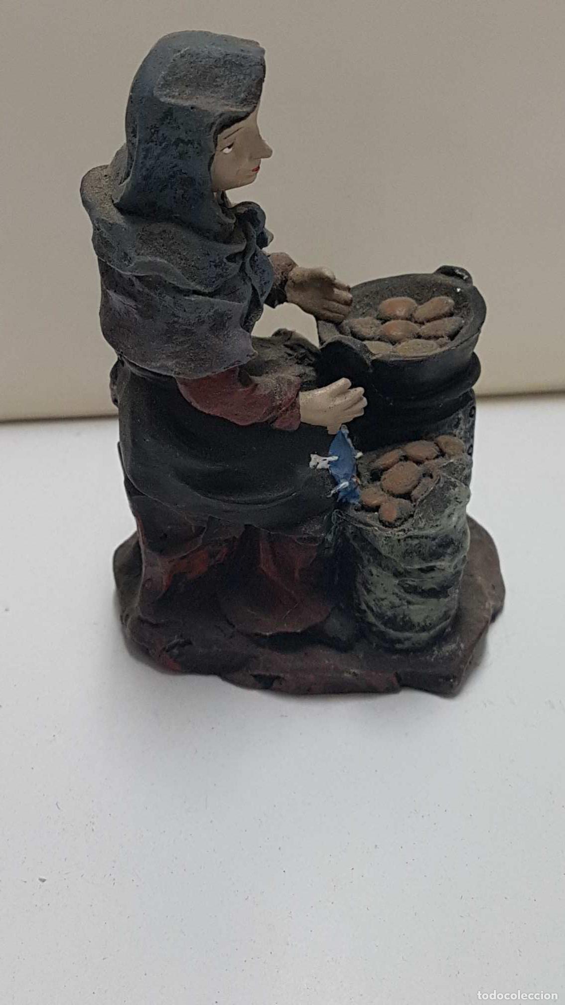 Collezionismo di Riviste e Giornali: Figura de resina: Mujer sentada cocinando con un fogon de le&ntilde;a. 11 cm de alto