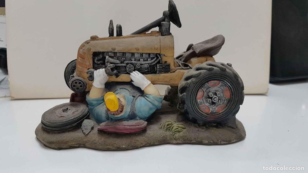 Coleccionismo de revistas y peri&oacute;dicos: Figura de resina: Mecanico debajo de un tractor reparandolo