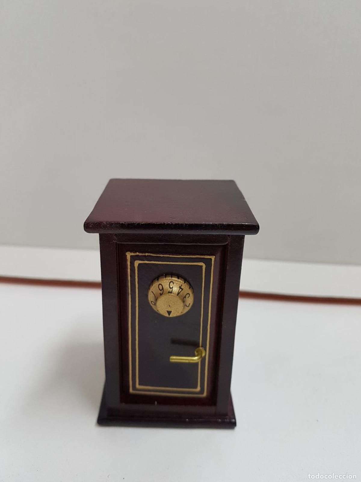 Collezionismo di Riviste e Giornali: Figura: Caja fuerte de madera tipo mueble