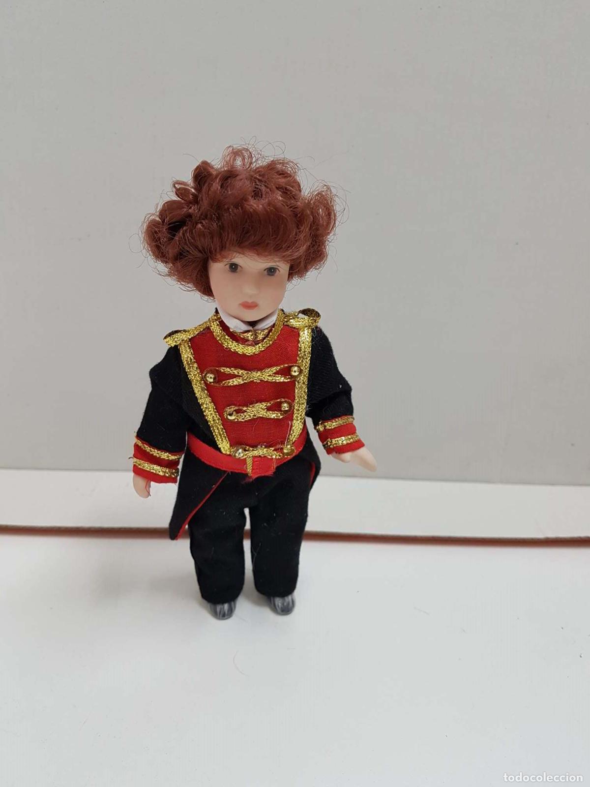 Collezionismo di Riviste e Giornali: Brazos y piernas articuladas. Figura de mu&ntilde;eca de porcelana a&ntilde;os 80: con un tipo de uniforme de circ