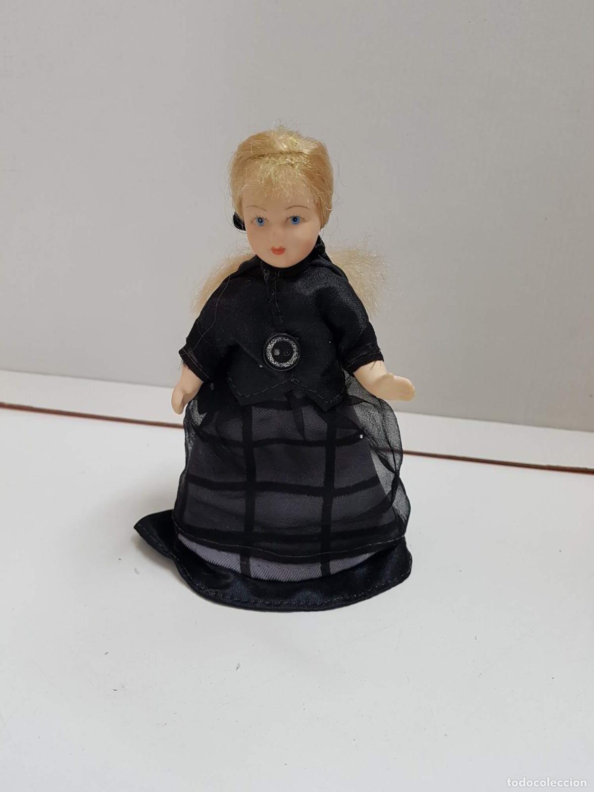 Collezionismo di Riviste e Giornali: Figura de mu&ntilde;eca de porcelana a&ntilde;os 80: Rubia con una cinta de pelo y vestida toda de negro