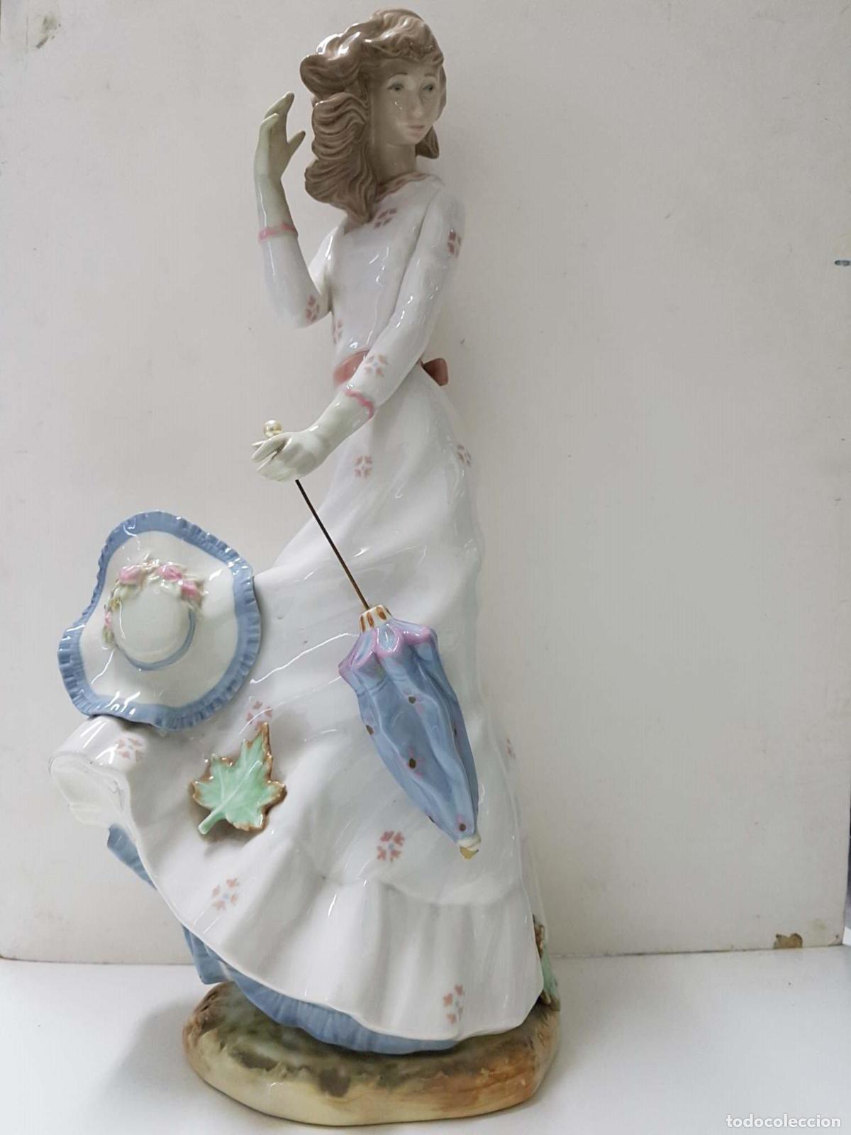 Colecionismo de Revistas e Jornais: Figura de mujer vestido claro con paraguas y sombrero quitado. De ceramica