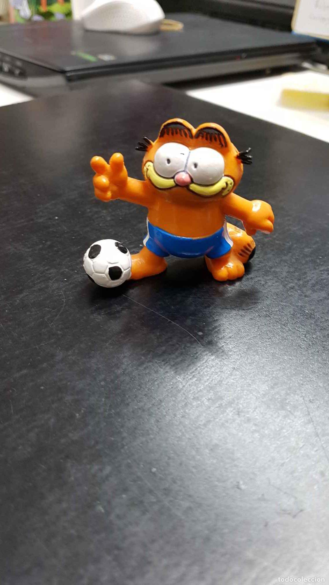 Coleccionismo de Revistas y Peri&oacute;dicos: Figura PVC: Garfield de futbolista. Garfield Bully. 1978, 1981 United Feature Syndicate, W. Germany