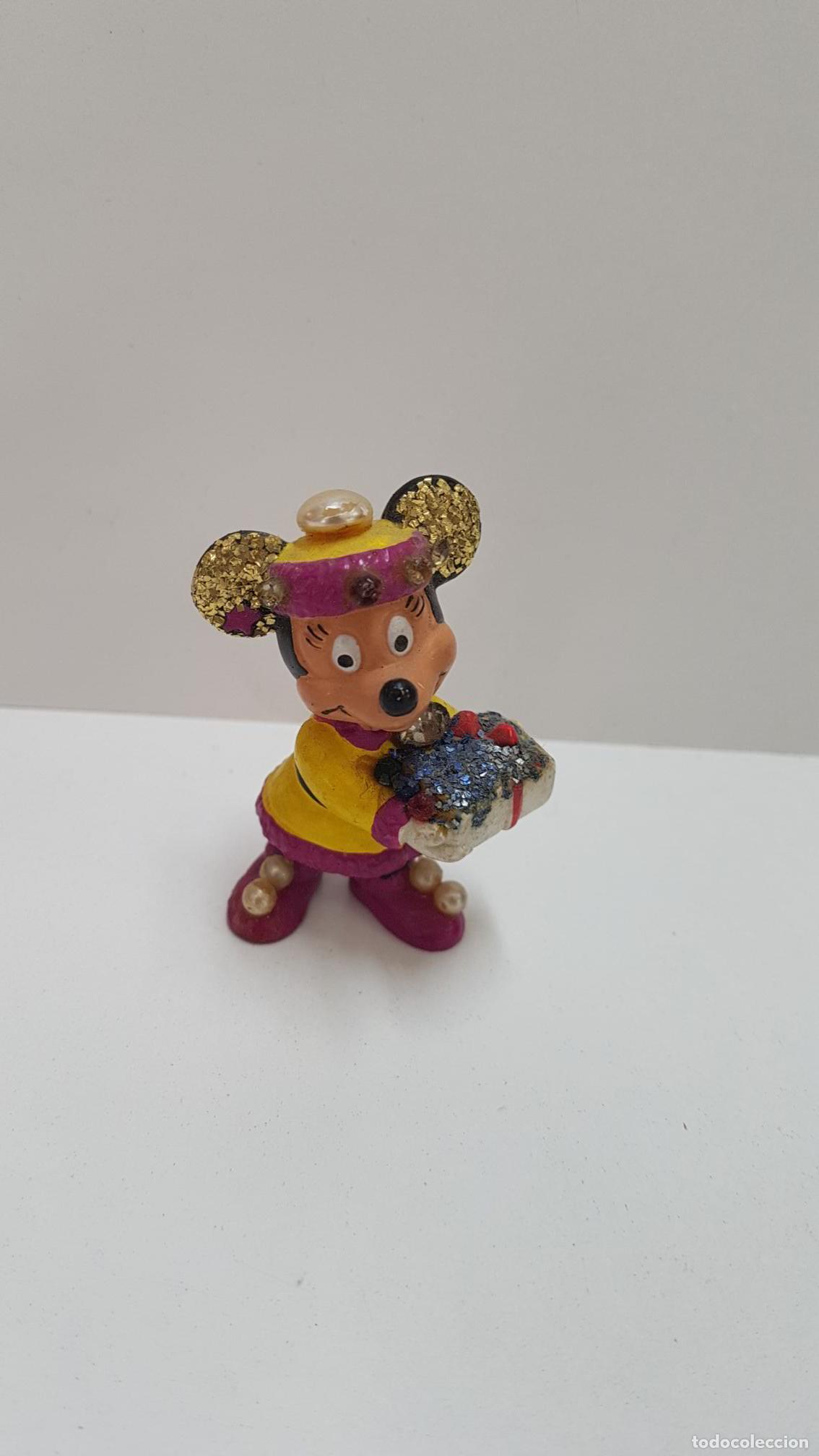 Coleccionismo de Revistas y Peri&oacute;dicos: Figura PVC Disney: Minnie Mouse con caja de regalo. Tiene adornos artesanales. Bully 1985