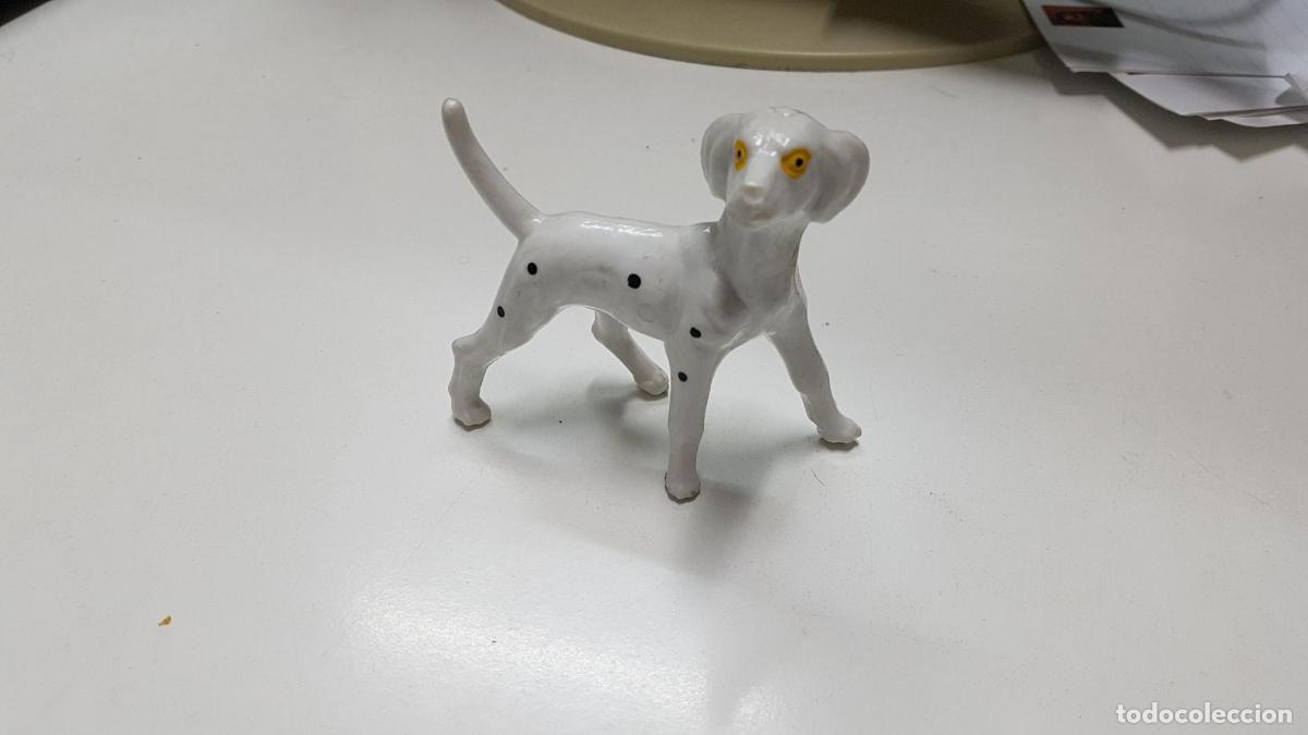 Coleccionismo de Revistas y Peri&oacute;dicos: Figura: Perro con manchas negra y ojos amarillos. De material tipo ceramica o similar