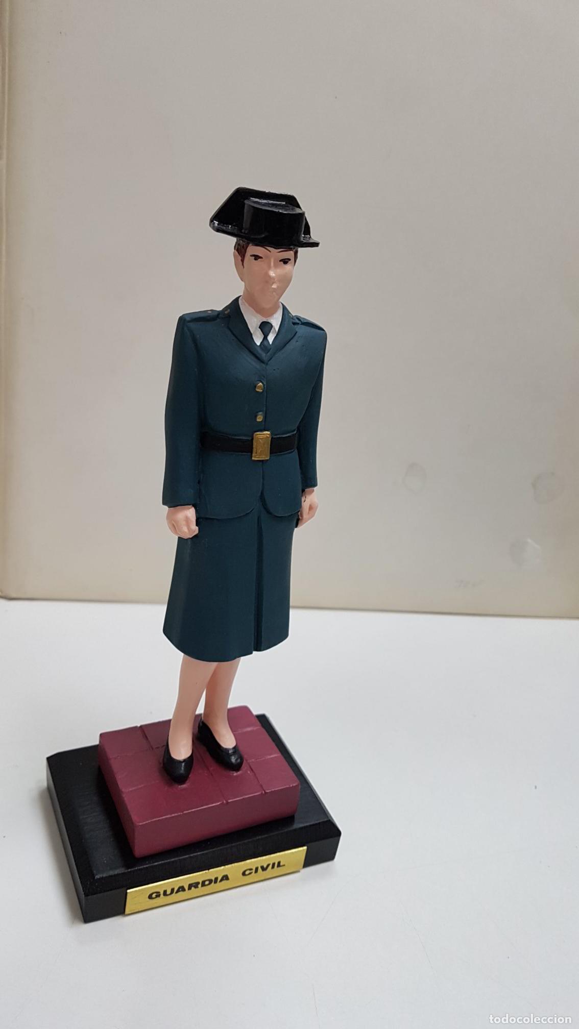 Coleccionismo de Revistas y Peri&oacute;dicos: Figura de resina artesanal: Mujer Guarcia Civil con tricornio