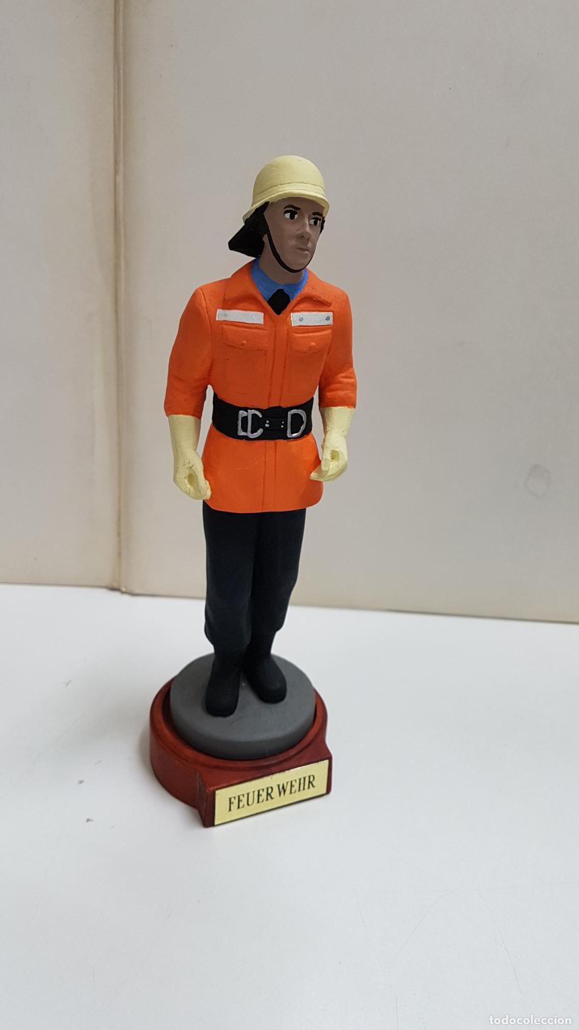 Coleccionismo de Revistas y Peri&oacute;dicos: Figura de resina artesanal pintada: Feuer Wehr (cuerpo de bomberos de Alemania)