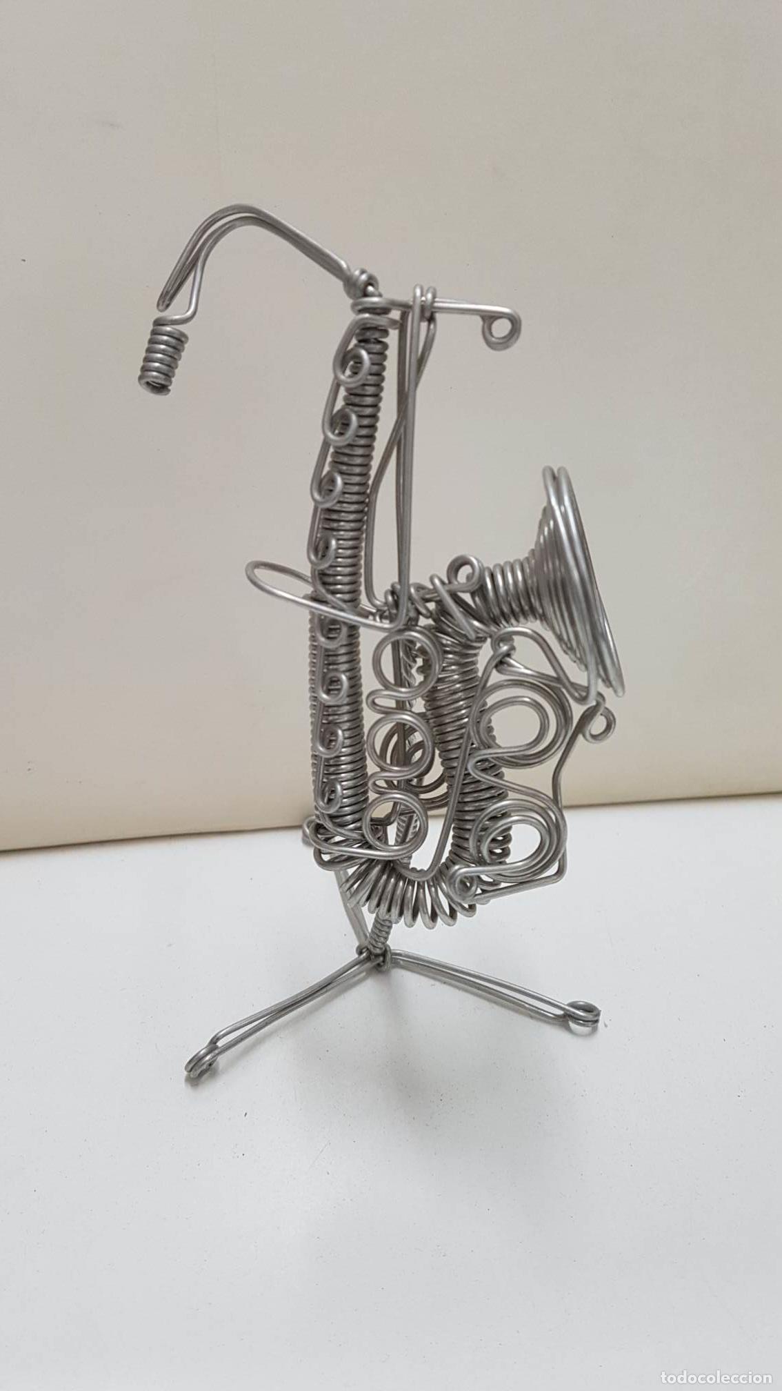 Coleccionismo de Revistas y Peri&oacute;dicos: Figura de alambre: Instrumento musical de aire, parece un saxofon