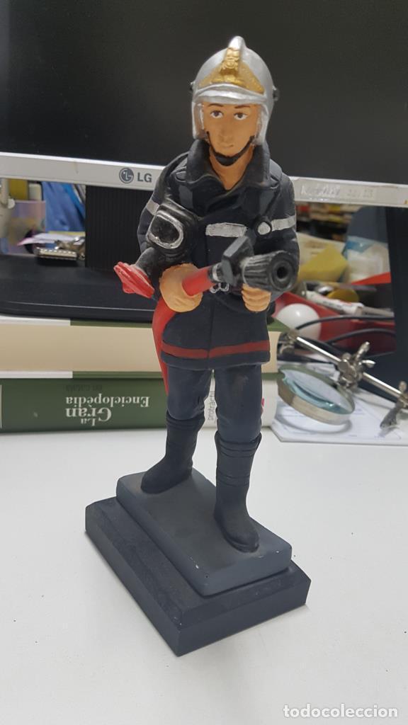 Coleccionismo de Revistas y Peri&oacute;dicos: Figura de resina artesanal: Bombero con manguera y bombona de oxigeno - NULL
