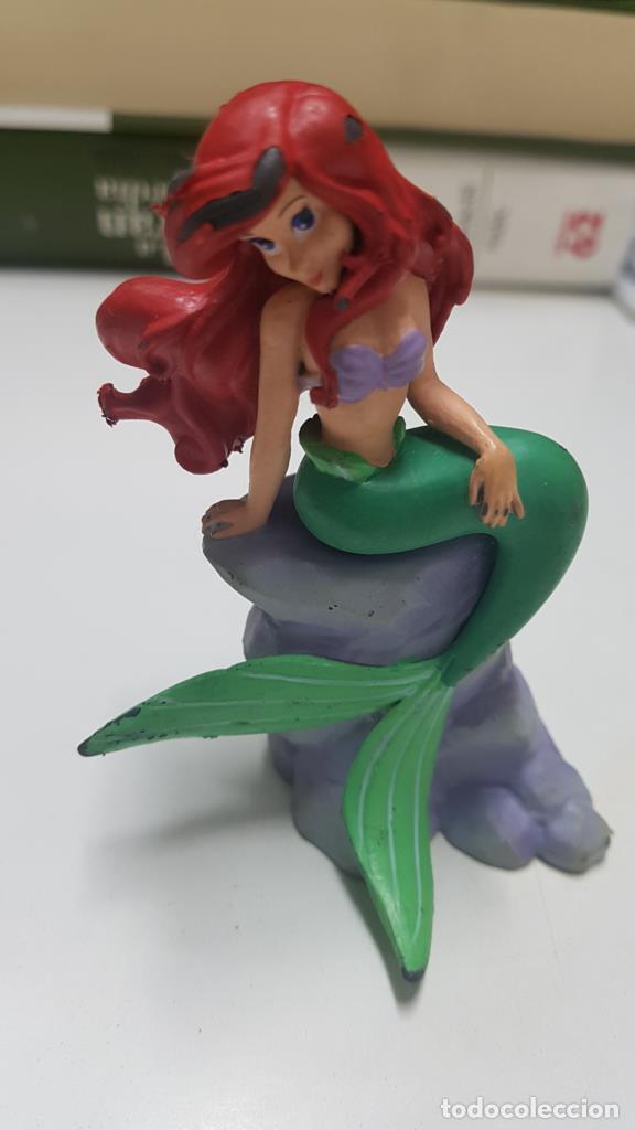 Coleccionismo de Revistas y Peri&oacute;dicos: Figura de resina: Princesa Disney. Ariel de la Sirenita sentada sobre una roca. Pintura saltada en v