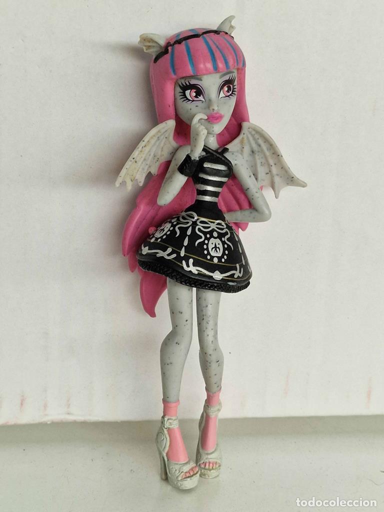 Collezionismo di Riviste e Giornali: Figura PVC: Rochelle mu&ntilde;eca de las Monster High (Le falta la base de los pies) - NULL