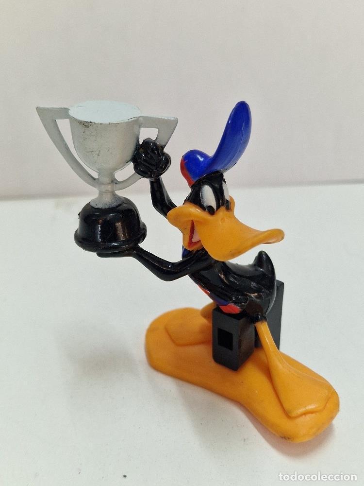 Colecionismo de Revistas e Jornais: Figura Pvc: Pato Lucas (Daffy Duck) sujetando un trofeo - NULL
