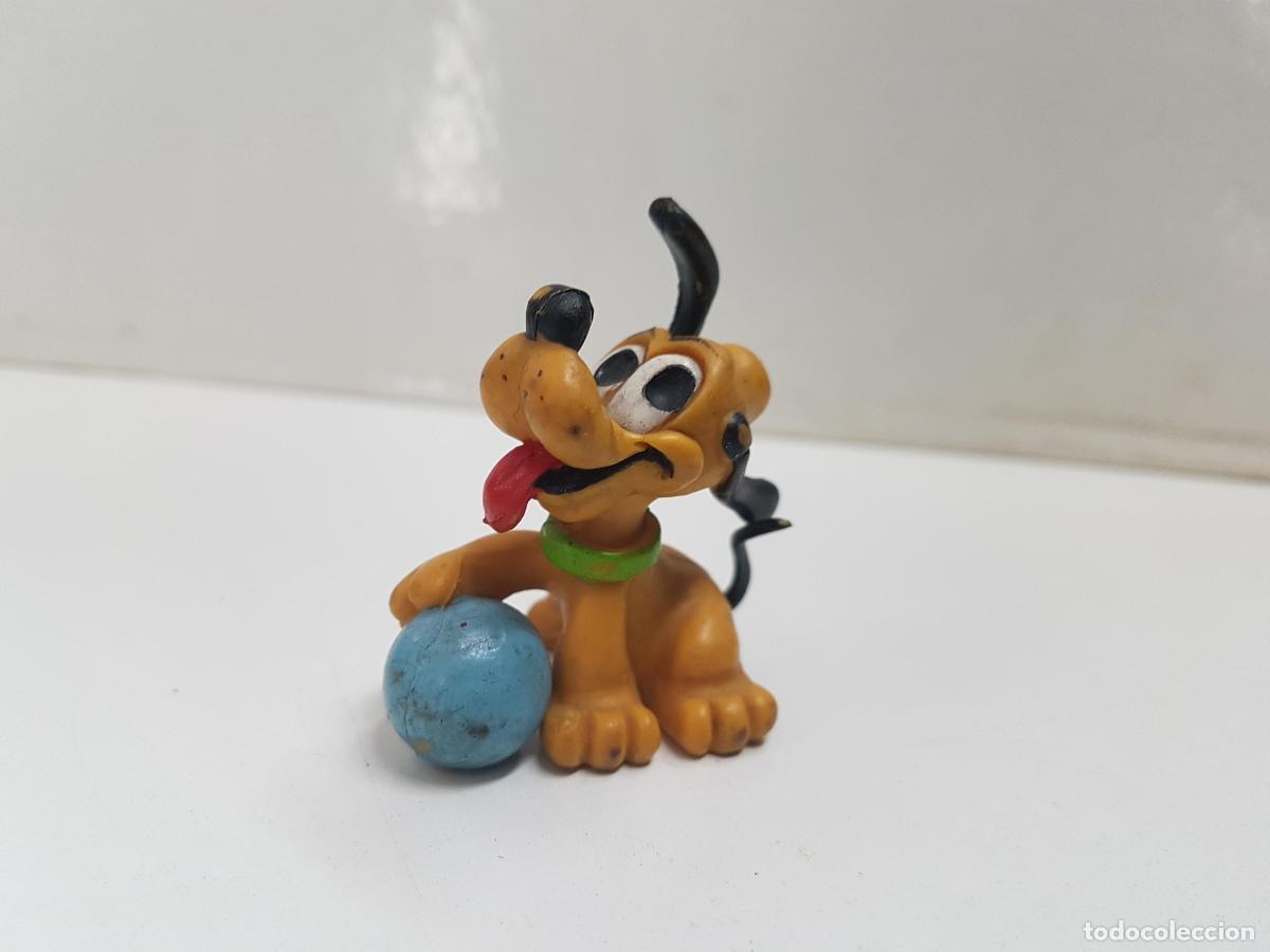 Collection Magazines and Newspapers: Figura de personajes de Disney: Pluto de Cachorro con una pelota