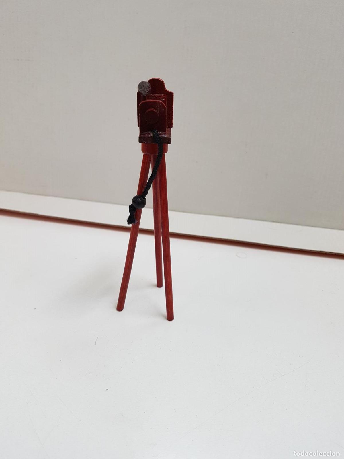 Coleccionismo de Revistas y Peri&oacute;dicos: Figura: Camara de fotos antiguas sobre tripode