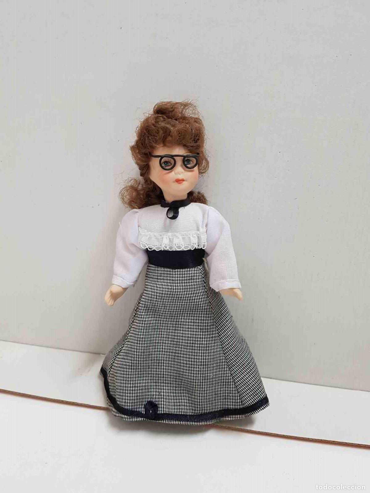 Coleccionismo de Revistas y Peri&oacute;dicos: Figura de mu&ntilde;eca de porcelana a&ntilde;os 80: lleva gafas y vestido negro y blanco