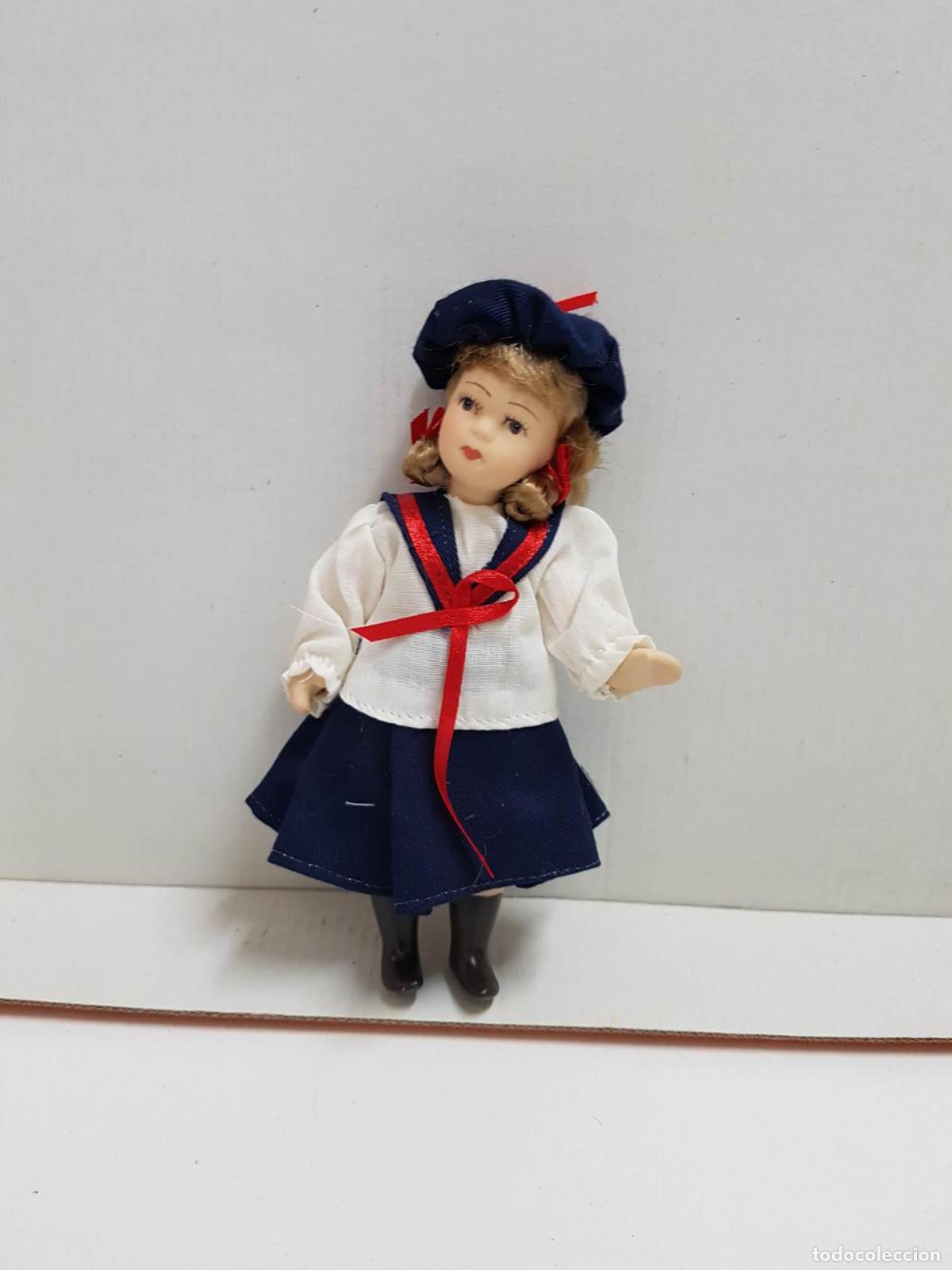 Coleccionismo de Revistas y Peri&oacute;dicos: Figura de mu&ntilde;eca de porcelana a&ntilde;os 80: Ni&ntilde;a con uniforme escolar y lazo rojo