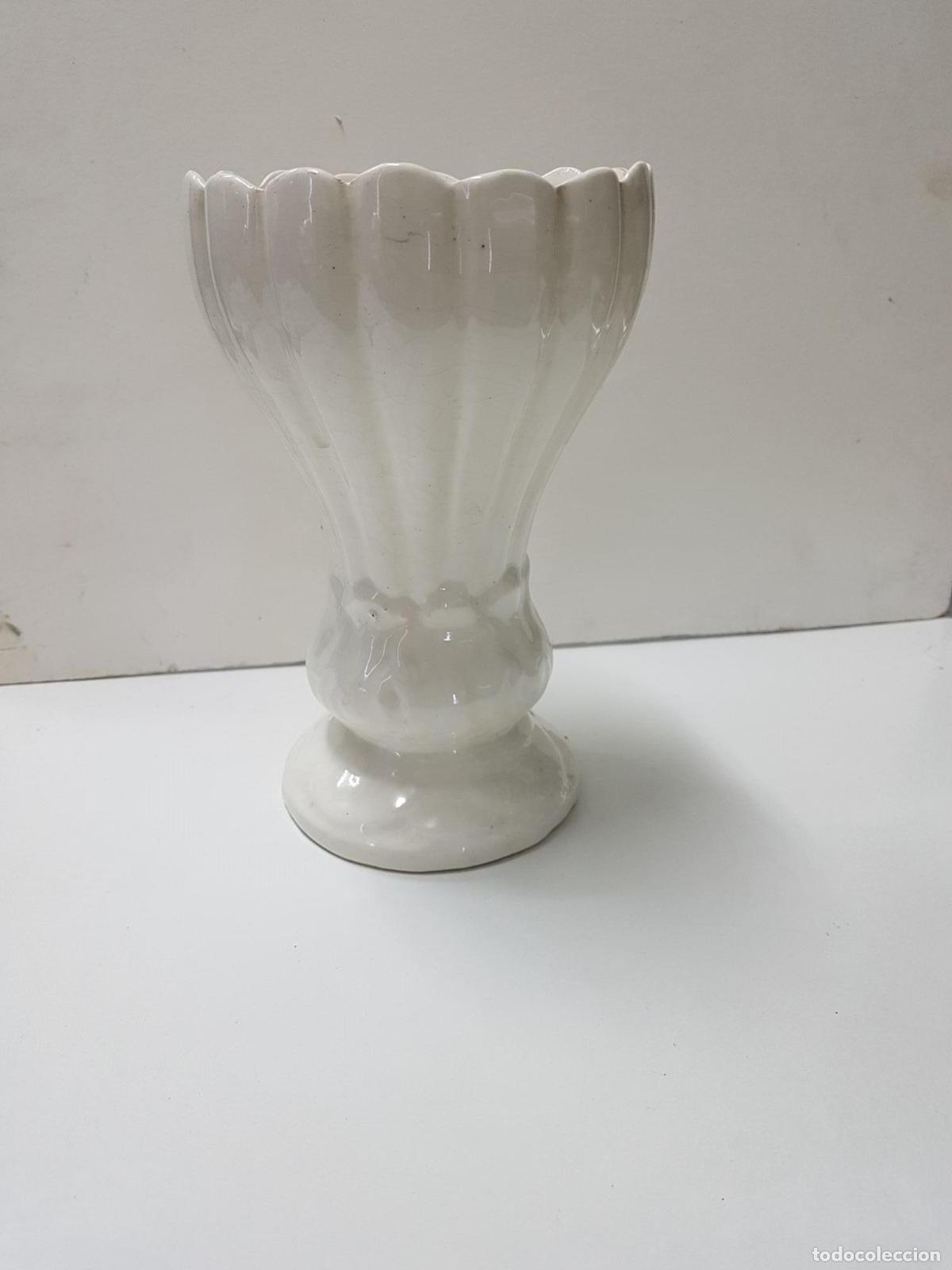 Coleccionismo de Revistas y Peri&oacute;dicos: Florero blanco, antiguo con forma de caliz, de ceramica cuarteada